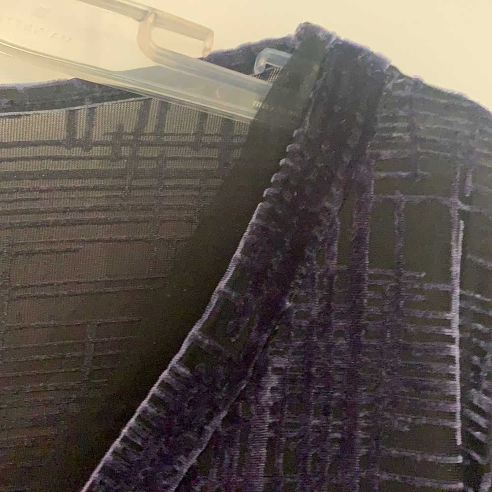🦋Blue black patterned velvet top.